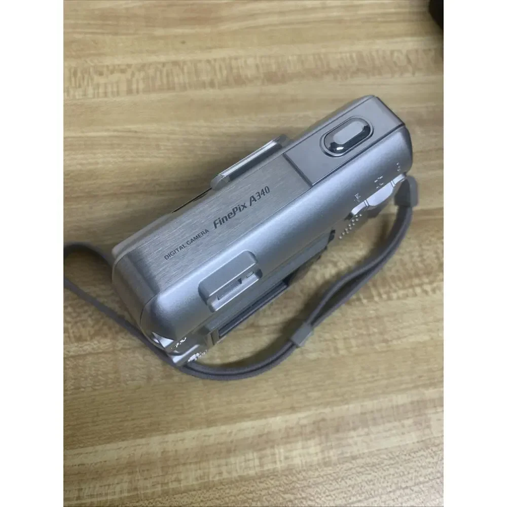 Fujifilm Silver FinePix A340 4MP Digital Camera w/Case & 16MB-XD Card TESTED